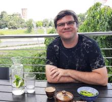 Jakub Woynarowski at the Manggha Museum of Japanese Art and Technology in Kraków. Wawel Castle in the background. Photo by José Alaniz.